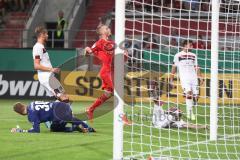 DFB Pokal - Fußball - FC Ingolstadt 04 - 1. FC Nürnberg - Tor Cance verpasst, Maximilian Beister (10, FCI) ärgert sich, Torwart Lukse Andreas (1. FCN, 30)