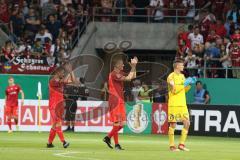 DFB Pokal - Fußball - FC Ingolstadt 04 - 1. FC Nürnberg - Spiel ist aus, 0:1, Enttäuschung hängende Köpfe, Robin Krauße (23, FCI) Stefan Kutschke (30, FCI) Torwart Fabijan Buntic (24, FCI) bedanken sich bei den Fans