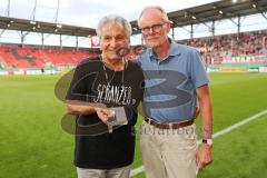 DFB Pokal - Fußball - FC Ingolstadt 04 - 1. FC Nürnberg - Werner Roß übergibt Frank Dreves eine Swarovski Trillerpfeife