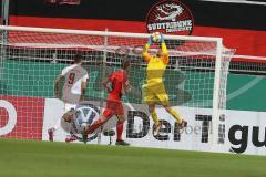 DFB Pokal - Fußball - FC Ingolstadt 04 - 1. FC Nürnberg - Torwart Fabijan Buntic (24, FCI) hält den Ball von Ishak Mikael (1. FCN, 9) Marcel Gaus (19, FCI)