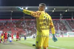 Im Bild: Fabijan Buntic (#24 FC Ingolstadt) bedankt sich bei den Fans für die Untersützung

Fussball - DFB Pokal - Ingolstadt - Saison 2019/2020 - FC Ingolstadt 04 - 1. FC Nürnberg- 09.08.2019 -  Foto: Ralf Lüger/rsp-sport.de