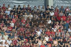 DFB Pokal - Fußball - FC Ingolstadt 04 - 1. FC Nürnberg - ERC Mannschaft auf der Tribüne als Zuschauer