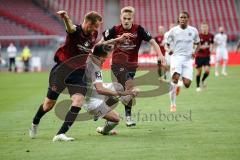 Relegation - 1. FC Nürnberg - FC Ingolstadt 04 - Dennis Eckert Ayensa (7, FCI) kommt nicht durch Handwerker Tim (1. FCN, 6) Sörensen Asger (1. FCN, 4)