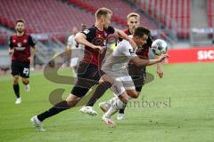 Relegation - 1. FC Nürnberg - FC Ingolstadt 04 - Dennis Eckert Ayensa (7, FCI) kommt nicht durch Handwerker Tim (1. FCN, 6) Sörensen Asger (1. FCN, 4)