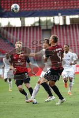 Relegation - 1. FC Nürnberg - FC Ingolstadt 04 - Dennis Eckert Ayensa (7, FCI) kommt nicht durch Handwerker Tim (1. FCN, 6) Sörensen Asger (1. FCN, 4)