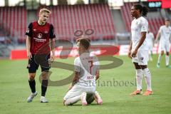 Relegation - 1. FC Nürnberg - FC Ingolstadt 04 - Dennis Eckert Ayensa (7, FCI) kommt nicht durch Handwerker Tim (1. FCN, 6)