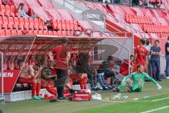 Relegation - FC Ingolstadt 04 - 1. FC Nürnberg - Spiel ist aus, Nürnberg bleibt zweite Liga, Ingolstadt in der 3. Liga, 3:1, enttäuschte Ingolstädter an der Bank, Thomas Keller (27, FCI) Marcel Gaus (19, FCI) Stefan Kutschke (30, FCI) Marcel Gaus (19, FCI