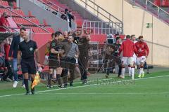 Relegation - FC Ingolstadt 04 - 1. FC Nürnberg - Spiel ist aus, Nürnberg bleibt zweite Liga, Michael Wiesinger rennt ins Feld, Ingolstadt enttäuscht,