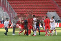 Relegation - FC Ingolstadt 04 - 1. FC Nürnberg - Spiel ist aus, Nürnberg bleibt zweite Liga, Ingolstadt in der 3. Liga, 3:1, Stefan Kutschke (30, FCI) im Streit mit Mühl Lukas (1. FCN, 28) Fatih Kaya (9, FCI) Cheftrainer Tomas Oral (FCI) schlichtet, Denni