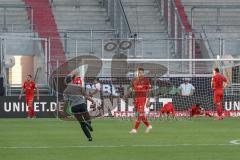 Relegation - FC Ingolstadt 04 - 1. FC Nürnberg - Spiel ist aus, Nürnberg bleibt zweite Liga, Michael Wiesinger rennt ins Feld, Ingolstadt enttäuscht, Dennis Eckert Ayensa (7, FCI) Thomas Keller (27, FCI) Michael Heinloth (17, FCI) Tobias Schröck (21, FCI)