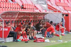 Relegation - FC Ingolstadt 04 - 1. FC Nürnberg - Spiel ist aus, Nürnberg bleibt zweite Liga, Ingolstadt in der 3. Liga, 3:1, Spielerbank, Peter Kurzweg (16, FCI) Hawkins Jaren (20 FCI) Fitnesstrainer Jörg Mikoleit (FCI) Fatih Kaya (9, FCI) wirft die Flasc