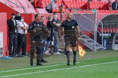 Relegation - FC Ingolstadt 04 - 1. FC Nürnberg - Co-Trainer Mark Fotheringham (FCI) schreit Cheftrainer Tomas Oral (FCI) ganz ruhig