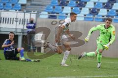 3. Liga - 1. FC Saarbrücken - FC Ingolstadt 04 - Filip Bilbija (35, FCI) überrennt Torwart Batz Daniel (1 SB) und kommt nicht mehr zum Ball