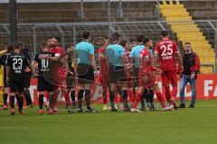 3. Liga - Türkgücü München - FC Ingolstadt 04 - Endstand im leeren Grünwalder Stadion 1:1, Teams und Cheftrainer Tomas Oral (FCI) gratulieren sich