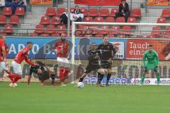 3. Liga - Hallescher FC - FC Ingolstadt 04 - rechts Torwart Fabijan Buntic (24, FCI) auf der Hut