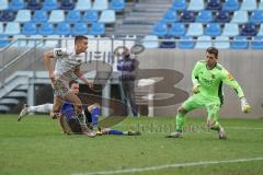 3. Liga - 1. FC Saarbrücken - FC Ingolstadt 04 - Filip Bilbija (35, FCI) überrennt Torwart Batz Daniel (1 SB) und kommt nicht mehr zum Ball