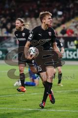 3. Liga - 1. FC Kaiserslautern - FC Ingolstadt 04 - Filip Bilbija (35, FCI) überwindet Torwart Spahic Avdo (1 FCK) und macht das 1:1 Tor Ausgleich Jubel