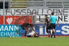 3. Liga - FC Viktoria Köln - FC Ingolstadt 04 - Dominik Franke (3 FCI) verletzt am Boden Björn Paulsen (4, FCI) und Marc Stendera (10, FCI) kommen