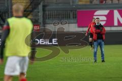 3. Liga - 1. FC Kaiserslautern - FC Ingolstadt 04 - Cheftrainer Tomas Oral (FCI) beobachtet