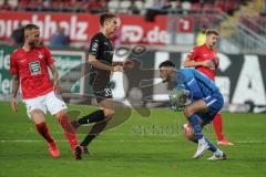 3. Liga - 1. FC Kaiserslautern - FC Ingolstadt 04 - Filip Bilbija (35, FCI) zu späat, Torwart Spahic Avdo (1 FCK) hält den Ball fest. Rieder Tim (17 FCK)