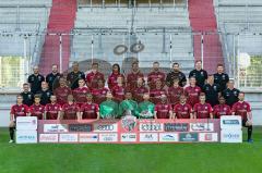 3. Liga - Fußball - FC Ingolstadt 04 - Mannschaftsfoto 2020/2021 - Hintere Reihe (von links): Co-Trainer Christoph Kappel, Zeugwart Michael Klattenbacher, Team-Koordinator Marcel Posselt, Dennis Eckert Ayensa, Caniggia Elva, Jonatan Kotzke, Fatih Kaya, Ph