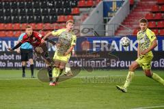 3. Liga - FC Ingolstadt 04 - SV Wiesbaden - Filip Bilbija (35, FCI) schießt direkt, Torwart Boss Tim (1 SVW) hält