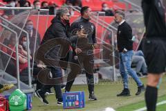 3. Liga - FC Ingolstadt 04 - SC Verl - Direktor Sport Michael Henke (FCI) und Co-Trainer Mark Fotheringham (FCI) motivieren