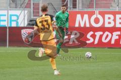 3. Liga - FC Ingolstadt 04 - Dynamo Dresden - Torwart Fabijan Buntic (24, FCI) Christoph Daferner (33 Dresden)