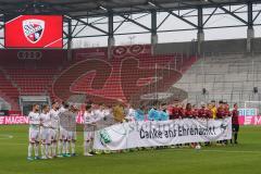 3. Liga - FC Ingolstadt 04 - VfB Lübeck - Spieler danken den Ehrenamtlichen