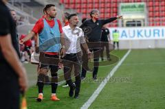 3. Liga - FC Ingolstadt 04 - KFC Uerdingen 05 - Fatih Kaya (9, FCI) und Cheftrainer Tomas Oral (FCI) und Direktor Sport Michael Henke (FCI) regen sich auf am Spielfeldrand