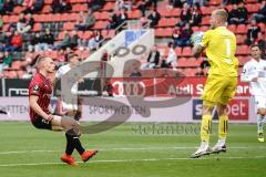 3. Liga - FC Ingolstadt 04 - SpVgg Unterhaching - Ilmari Niskanen (22, FCI) kommt zu spät Torwart Mantl Nico (1 SpVgg)