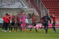 3. Liga - FC Ingolstadt 04 - SV Wiesbaden - Spiel ist aus Sieg, 4:1, Torwart Fabijan Buntic (24, FCI) gratulieren sich, Nico Antonitsch (5, FCI) Rico Preisinger (6, FCI) Michael Heinloth (17, FCI) Björn Paulsen (4, FCI)