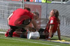 3. Fußball-Liga - Saison 2020/2021 - FC Ingolstadt 04 -  KFC Uerdingen - Georg Meyer und Michael Grubwinkler eilen auf das Spielfeld - Medizinische Abteilung - Björn Paulsen (#4,FCI)  verletzt am Boden - Foto: Meyer Jürgen