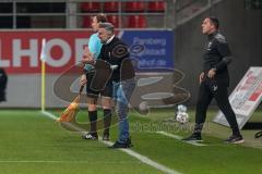 3. Liga - FC Ingolstadt 04 - SV Wiesbaden - Cheftrainer Tomas Oral (FCI) feuert das Team an, Co-Trainer Mark Fotheringham (FCI)