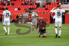 3. Liga - FC Ingolstadt 04 - SpVgg Unterhaching - Spiel ist aus, Sieg Unterhaching 0:1, Grauschopf Paul (25 SpVgg) Stierlin Niclas (26 SpVgg) Tobias Schröck (21, FCI) am Boden, Greger Christoph (15 SpVgg) jubelt