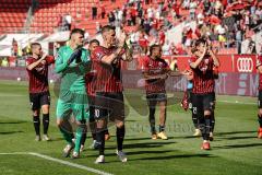 3. Liga - FC Ingolstadt 04 - KFC Uerdingen 05 - Spiel ist aus, erster Heimsieg der Saison 2:1, die Spieler bedanken sich bei den Fans, Torwart Fabijan Buntic (24, FCI) Stefan Kutschke (30, FCI) Thomas Keller (27, FCI) Caniggia Ginola Elva (14, FCI)