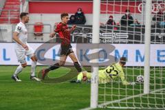 3. Liga - FC Ingolstadt 04 - SC Verl - kommt zu spät, Filip Bilbija (35, FCI) Torwart Brüseke Robin (32 Verl) stört