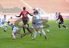 3. Liga - FC Ingolstadt 04 - MSV Duisburg - Filip Bilbija (35, FCI) bedient Fatih Kaya (9, FCI) leider vorbei