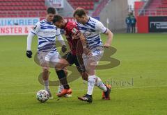 3. Liga - FC Ingolstadt 04 - MSV Duisburg - Darius Ghindovean (8 MSV) Robin Krauße (23, FCI) Vincent Gembalies (26 MSV) Zweikampf