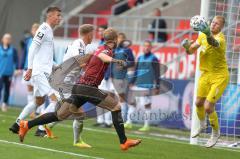 3. Fußball-Liga - Saison 2020/2021 - FC Ingolstadt 04 - SpVgg Unterhaching - Beister Maximilian (#11,FCI) einen Schritt zu spät - Nico Mantl Torwart (#1 Unterhaching) - Foto: Meyer Jürgen