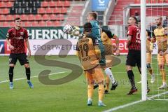 3. Liga - FC Ingolstadt 04 - Dynamo Dresden - Torwart Kevin Broll (1 Dresden) fängt den Ball, Thomas Keller (27, FCI) Tobias Schröck (21, FCI) Jonathan Meier (19 Dresden)