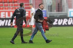 3. Liga - FC Ingolstadt 04 - SC Verl - Spiel ist aus, Cheftrainer Tomas Oral (FCI) geht freudig zur Mannschaft