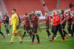 3. Liga - FC Ingolstadt 04 - SC Verl - Spiel ist aus, 2:1 Sieg, die Mannschaft bedankt sich bei den Fans, Torwart Fabijan Buntic (24, FCI) Rico Preisinger (6, FCI) Ilmari Niskanen (22, FCI) Björn Paulsen (4, FCI)