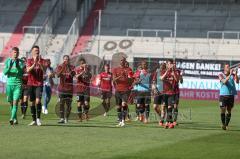 3. Fußball-Liga - Saison 2020/2021 - FC Ingolstadt 04 -  KFC Uerdingen - Die Spieler bedanken sich bei den Fans nach dem Spiel - Foto: Meyer Jürgen