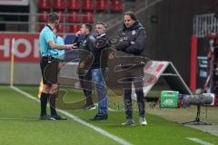 3. Liga - FC Ingolstadt 04 - SV Wiesbaden - Diskussion Cheftrainer Tomas Oral (FCI) und Cheftrainer Rüdiger Rehm (SVW) mit dem Schiedsrichter