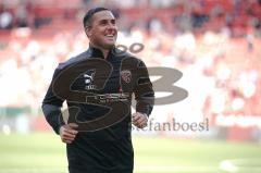 3. Liga - FC Ingolstadt 04 - KFC Uerdingen 05 - Lachen Co-Trainer Mark Fotheringham (FCI) läuft strahlend zu den Fans