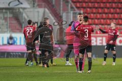 3. Liga - FC Ingolstadt 04 - SV Wiesbaden - Spiel ist aus Sieg, 4:1, Torwart Fabijan Buntic (24, FCI) gratulieren Dominik Franke (3 FCI)