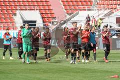 3. Liga - FC Ingolstadt 04 - KFC Uerdingen 05 - Spiel ist aus, erster Heimsieg der Saison 2:1, die Spieler bedanken sich bei den Fans, Torwart Fabijan Buntic (24, FCI) Stefan Kutschke (30, FCI) Thomas Keller (27, FCI) Caniggia Ginola Elva (14, FCI)