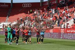 3. Liga - FC Ingolstadt 04 - KFC Uerdingen 05 - Spiel ist aus, erster Heimsieg der Saison 2:1, die Spieler bedanken sich bei den Fans, Torwart Fabijan Buntic (24, FCI) Stefan Kutschke (30, FCI) Nico Antonitsch (5, FCI) Thomas Keller (27, FCI) Marcel Gaus 