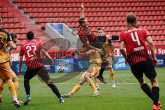 3. Liga - FC Ingolstadt 04 - Dynamo Dresden - Zweikampf Philipp Hosiner (14 Dresden) Tobias Schröck (21, FCI)